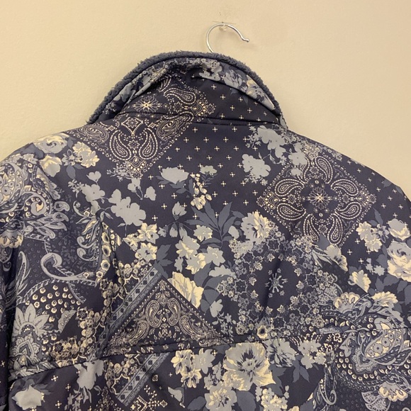 American Eagle Chill Blue Paisley Floral Reversible Puffer Jacket size medium - Picture 11 of 15